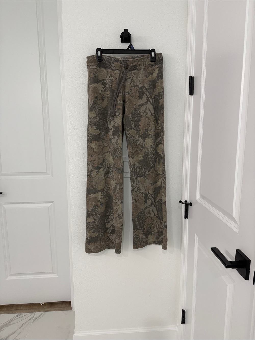 Brandy Melville Men's Camouflage Joggers - Olive Green & Brown one size fits all